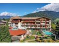 Golfhotel: Mirabell Dolomites-gartenansicht-hotel-sommer - MIRABELL DOLOMITES HOTEL . LUXURY . AYURVEDA & SPA 