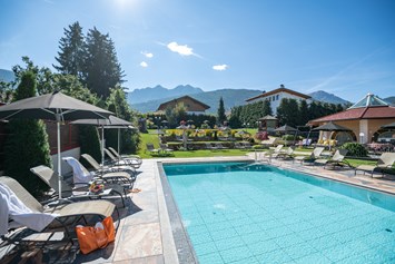 Golfhotel: Mirabell Dolomites Hotel-Olang-Suedtirol-Garten-outdoor pool - MIRABELL DOLOMITES HOTEL . LUXURY . AYURVEDA & SPA 