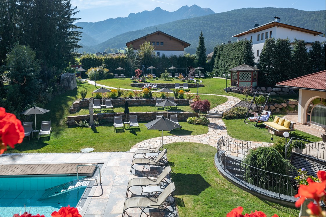 Golfhotel: Mirabell Dolomites Hotel-Olang-Suedtirol-Gartenoase - MIRABELL DOLOMITES HOTEL . LUXURY . AYURVEDA & SPA 