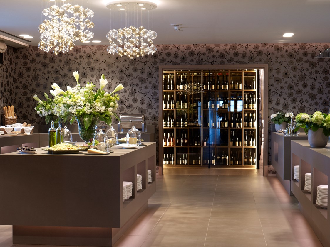 Golfhotel: Buffetbereich & Wein-Vitrine - Hotel Giardino Marling