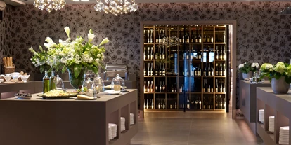 Golfurlaub - Sauna - Buffetbereich & Wein-Vitrine - Hotel Giardino Marling