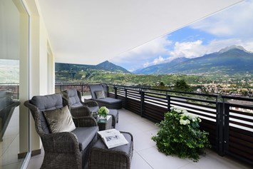 Golfhotel: Rundum-Blick: Balkon der Suite Bellavista - Hotel Giardino Marling
