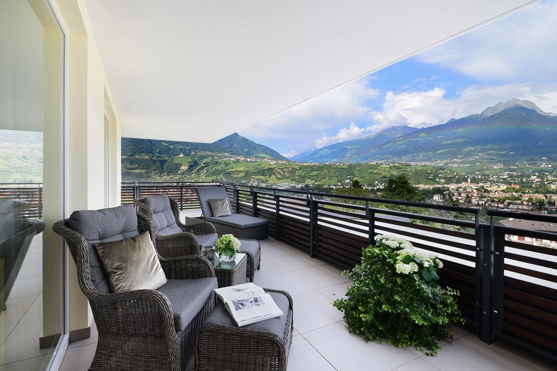 Golfhotel: Rundum-Blick: Balkon der Suite Bellavista - Hotel Giardino Marling
