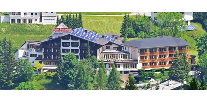 Golfurlaub - Fahrstuhl - Der Felsenhof, in sonniger Panoramalage und absoluter Nähe (0,4 km) zum Golfplatz Kaiserburg, ist Ihre Golfadresse.
Erleben Sie Wohlbefinden im großzügigen SPA mit Hallen- und Freibad, Dampfbädern, Panoramasauna und Massage.
Die Zimmer und Suiten von 32 – 53 m² verfügen u. a. über Südbalkon und Flatscreen. Im eleganten Ambiente des
Panoramarestaurants und auf der Sonnenterrasse genießen Sie exquisite Kulinarik bei aufmerksamem Service. 
Ermäßigte Green Fees, vergünstigte Kärnten Card und kostenfreies Parkhaus für Ihre unbeschwerten Urlaubstage. - Wohlfühl & Genusshotel Felsenhof ****