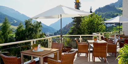 Golfurlaub - Fahrstuhl - Nehmen Sie Platz in unseren geschmackvoll eingerichteten Restaurantbereichen oder auf der herrlichen Panorama-Sonnenterrasse und lassen Sie sich von unseren kulinarischen Köstlichkeiten der österreichischen und internationalen Küche verwöhnen. Wir legen bei unseren Speisen großen Wert auf die Verwendung von Kärntner Lebensmitteln. Unser Restaurant steht ausschließlich den Pensionsgästen zur Verfügung – wir kochen nicht à la carte. - Wohlfühl & Genusshotel Felsenhof ****