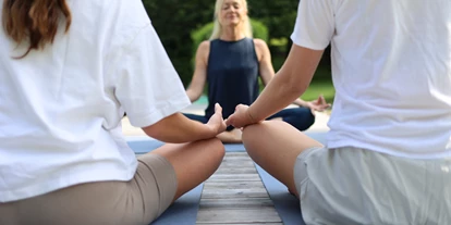 Golfurlaub - Fahrstuhl - Yoga am Seeufer (Teil des kostenfreien Vitalplans) - Ritzenhof – Hotel und Spa am See