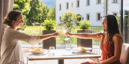 Golfurlaub - Fahrstuhl - Cheers! Ein schöner Ausblick ist in unserem Restaurant garantiert.  - Ritzenhof – Hotel und Spa am See