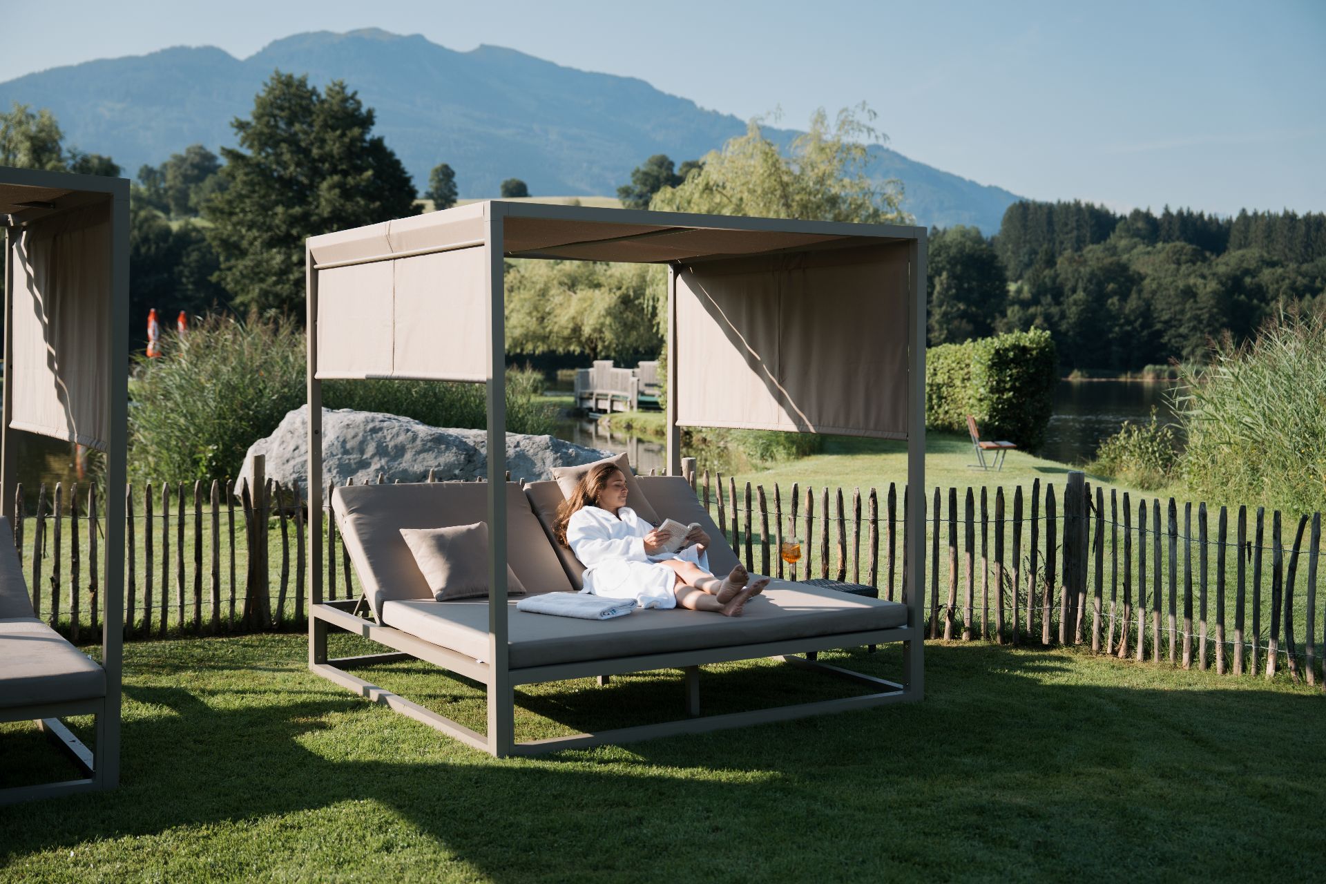 Golfhotel: Loungebereich auf der Liegewiese im Spa am See - Ritzenhof – Hotel und Spa am See