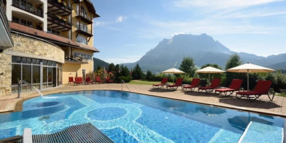 Golfurlaub - Sauna - Außenpool mit Berglick - Hotel Post Lermoos