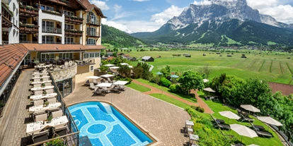 Golfurlaub - Sauna - Außenpool mit Blick zur Zugspitze - Hotel Post Lermoos