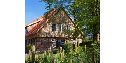 Golfurlaub - PLZ 28357 (Deutschland) - Das Nordenholzer Hofhotel selbst ist noch jung – Eröffnung war im Mai 2019. 
Getreu dem Motto, Altes schätzen und Altes bewahren, wo Neues entstehen kann, wurde das Hotel passend zum Gebäudeensemble des Nordenholzer Hofs designend und errichtet. Verbaut wurden antike Schätze aus der Umgebung (Balken, Ziegel, Findlinge, alte Beschläge und zwei Toreinfahrten aus einem alten Heuerlingshaus in Nordenholz/Hude). 
 - Nordenholzer Hofhotel