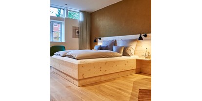 Golfurlaub - Bremen-Stadt - Die Deluxe Doppelzimmer (38-40qm) mit Blick ins Grüne bieten zusätzlich zum großen Schlafraum auch einen direkten Zugang auf die angebundene, private Terrasse, um die Sonnenstunden des Tages voll auskosten zu können.
 - Nordenholzer Hofhotel