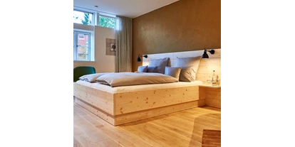 Golfurlaub - PLZ 28357 (Deutschland) - Die Deluxe Doppelzimmer (38-40qm) mit Blick ins Grüne bieten zusätzlich zum großen Schlafraum auch einen direkten Zugang auf die angebundene, private Terrasse, um die Sonnenstunden des Tages voll auskosten zu können.
 - Nordenholzer Hofhotel