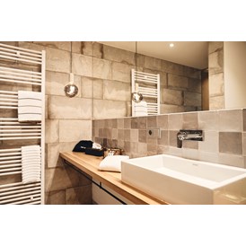 Golfhotel: Das modern und hochwertig gestaltete Bad lädt zum Entspannen unter einer großzügigen Regendusche ein.

 - Nordenholzer Hofhotel