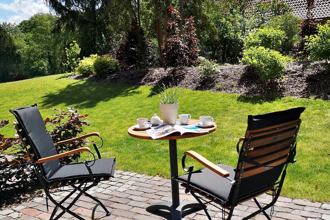 Golfhotel: Deluxe Doppelzimmer: Genießen Sie die Sonnenstrahlen auf Ihrer privaten Terrasse. - Nordenholzer Hofhotel