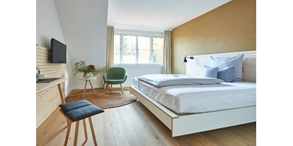 Golfurlaub - PLZ 28357 (Deutschland) - Jedes der Komfortdoppelzimmer (26-35qm) bietet mit Kingsize-Bett, Sitzecke und Blick ins Grüne eine kleine Oase der Erholung. Dänische Fenster geben den Räumen ein schönes helles und luftiges Raumgefühl.  - Nordenholzer Hofhotel