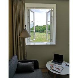 Golfhotel: Auch aus den Fenstern des 1. OG. haben Sie einen schönen Blick ins Grüne.
 - Nordenholzer Hofhotel