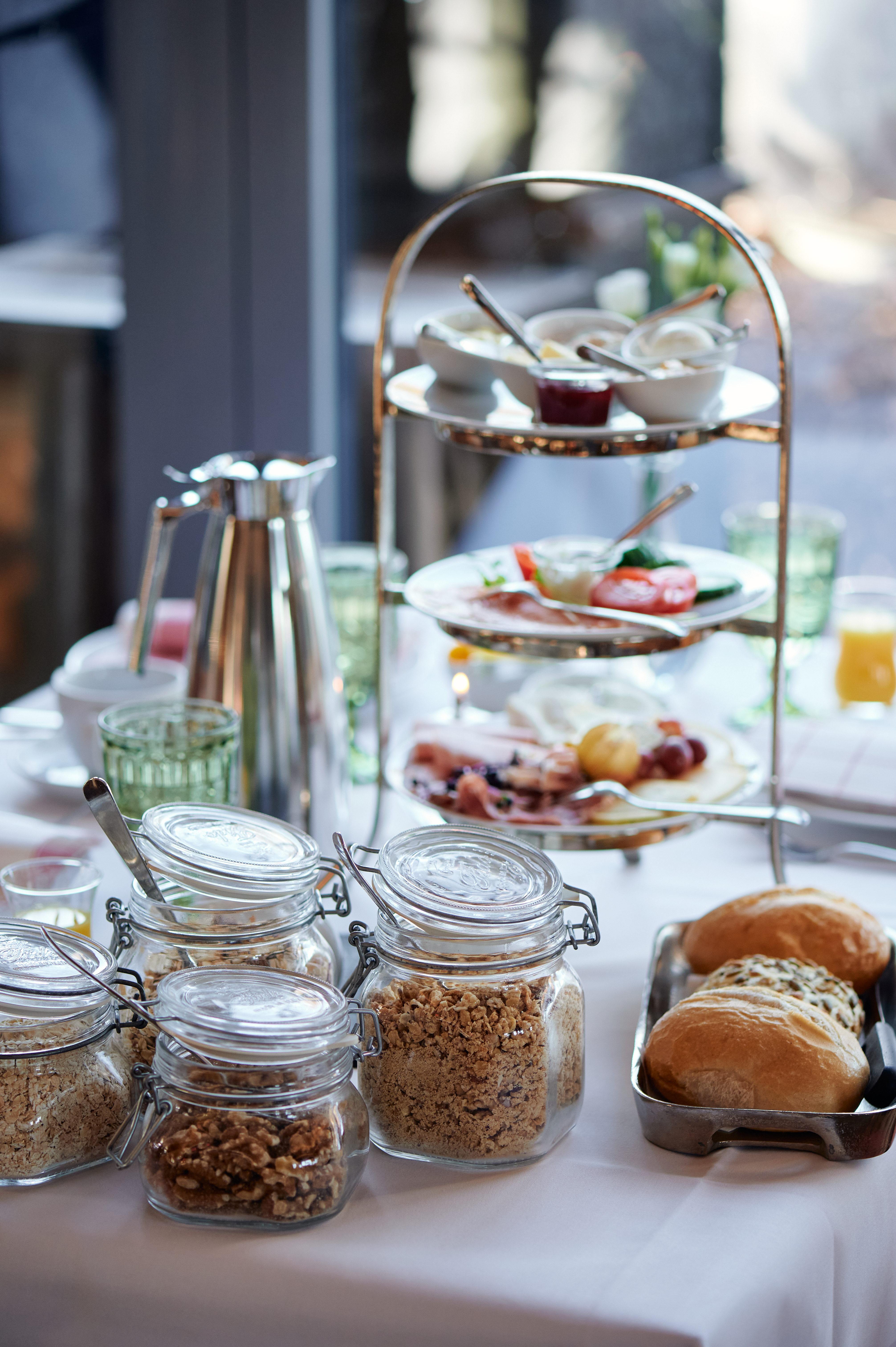 Golfhotel: Ob Spiegelei, Obstsalat oder leckere Brötchen, süß oder herzhaft - hier findet Ihr ein Frühstück für den gelungenen Start in den Tag!
Ausschalfen, an den Tisch setzen und die Atmosphäre genießen. - Nordenholzer Hofhotel