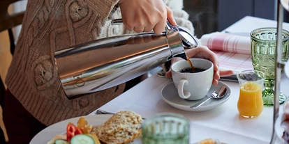 Golfurlaub - PLZ 28357 (Deutschland) - Ob Spiegelei, Obstsalat oder leckere Brötchen, süß oder herzhaft - hier findet Ihr ein Frühstück für den gelungenen Start in den Tag!
Ausschalfen, an den Tisch setzen und die Atmosphäre genießen. - Nordenholzer Hofhotel