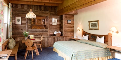Golfurlaub - Sauna - Doppelzimmer de Luxe. All unsere 49 Zimmer sind im Tiroler Stil mit viel Charme und individuell eingerichtet. - Rasmushof Hotel Kitzbühel