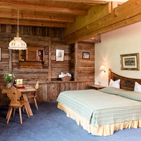 Golfhotel: Doppelzimmer de Luxe. All unsere 49 Zimmer sind im Tiroler Stil mit viel Charme und individuell eingerichtet. - Rasmushof Hotel Kitzbühel