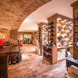 Golfhotel: Unser Weinkeller in dem wir mehr als 400 Etiketten lagern. Unser Sommelier Michael berät Sie gerne aus unserer gut sortierten Weinkarte. - Rasmushof Hotel Kitzbühel