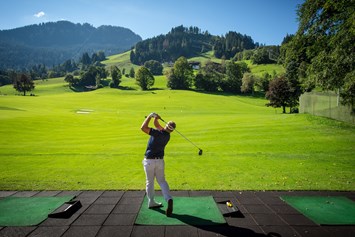 Golfhotel: Überdachte Driving Range direkt am Hotel - sowie Chipping und Putting Green. - Rasmushof Hotel Kitzbühel