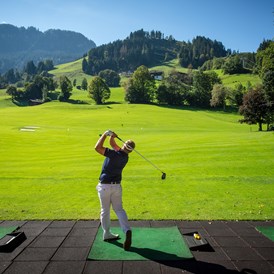 Golfhotel: Überdachte Driving Range direkt am Hotel - sowie Chipping und Putting Green. - Rasmushof Hotel Kitzbühel