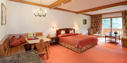 Golfurlaub - Sauna - Doppelzimmer de Luxe. All unsere 49 Zimmer sind im Tiroler Stil mit viel Charme und individuell eingerichtet. - Rasmushof Hotel Kitzbühel
