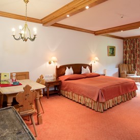 Golfhotel: Doppelzimmer de Luxe. All unsere 49 Zimmer sind im Tiroler Stil mit viel Charme und individuell eingerichtet. - Rasmushof Hotel Kitzbühel