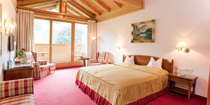 Golfurlaub - Sauna - Doppelzimmer. All unsere 49 Zimmer sind im Tiroler Stil mit viel Charme und individuell eingerichtet. - Rasmushof Hotel Kitzbühel