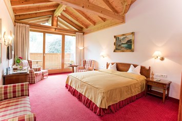 Golfhotel: Doppelzimmer. All unsere 49 Zimmer sind im Tiroler Stil mit viel Charme und individuell eingerichtet. - Rasmushof Hotel Kitzbühel