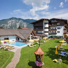 Golfhotel: Hotel Karlwirt Aussenansicht mit Pool und Parkanlage - Hotel Karlwirt - Alpine Wellness am Achensee