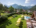 Golfhotel: Outdoorpool 29°C und Liegewiese - Hotel Karlwirt - Alpine Wellness am Achensee