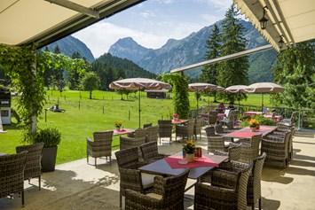 Golfhotel: Best versteckte Terrasse beim Langlaufstüberl - direkt am Golfplatz - Hotel Karlwirt - Alpine Wellness am Achensee