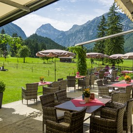 Golfhotel: Best versteckte Terrasse beim Langlaufstüberl - direkt am Golfplatz - Hotel Karlwirt - Alpine Wellness am Achensee