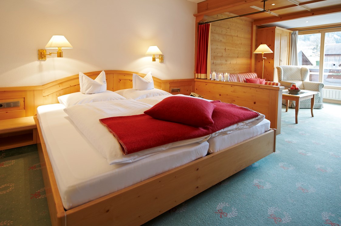 Golfhotel: Wohnschlafzimmer  Deluxe mit Balkon - Alpenhotel Montafon