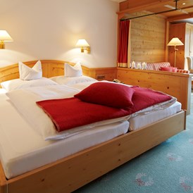 Golfhotel: Wohnschlafzimmer  Deluxe mit Balkon - Alpenhotel Montafon