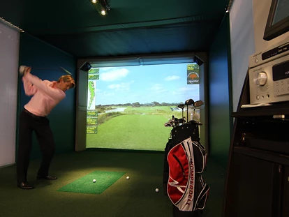 Golfurlaub - Bad und WC getrennt - Golf-Indoor Anlage im Hotel - Gut Weissenhof ****S