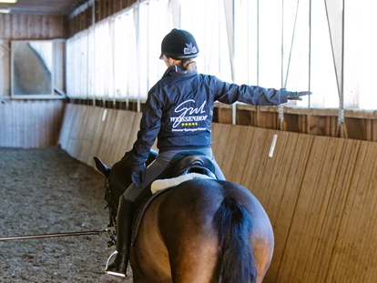 Golfurlaub - Bad und WC getrennt - Eigene Reithalle und Reitschule am Gutshof - Gut Weissenhof ****S