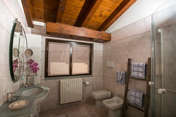 Golfhotel: Bad/WC mit Dusche 1. Stock - Golfvilla BELVEDERE LAGO MAGGIORE ITALIEN
