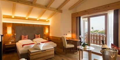 Golfurlaub - Fahrstuhl - Suite "Presile" mit Balkon und Dorfblick -  Hotel Emmy-five elements