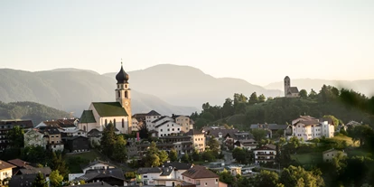 Golfurlaub - Fahrstuhl - Ausblick vom Hotel auf das Dorf Völs am Schlern -  Hotel Emmy-five elements