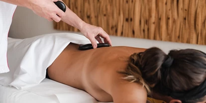 Golfurlaub - Fahrstuhl - Hot Stone Massage im Emmy -  Hotel Emmy-five elements