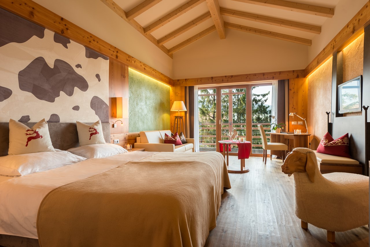  Hotel Emmy-five elements Zimmerkategorien Naturzimmer "Eiche" mit Balkon und Bergblick