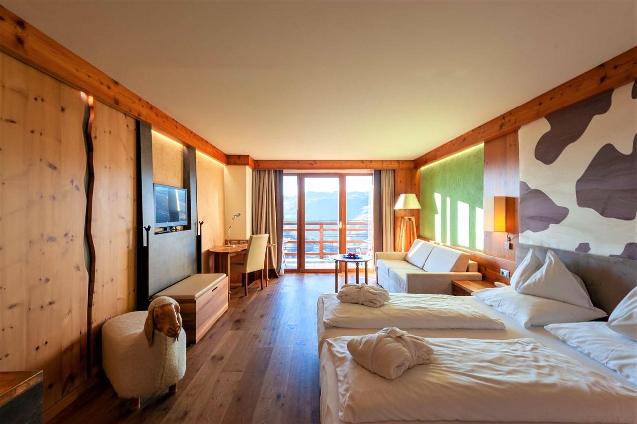  Hotel Emmy-five elements Zimmerkategorien Panoramazimmer "Zirm" mit Balkon und Dorfblick