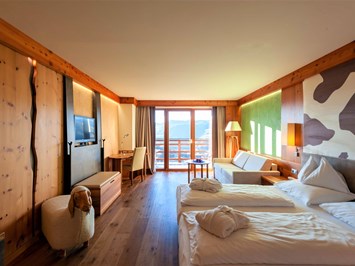  Hotel Emmy-five elements Zimmerkategorien Panoramazimmer "Zirm" mit Balkon und Dorfblick