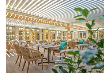 Golfhotel: Restaurant-Innenhof-Terrasse - Hartls Parkhotel Bad Griesbach