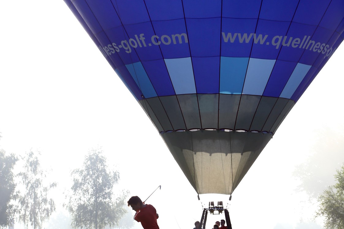 Golfhotel: Unser Heißluftballon beim landen auf dem Beckenbauer Course - Gutshof Penning