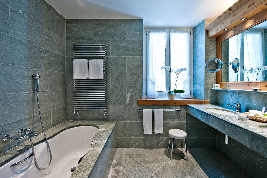 Golfhotel: Badezimmer mit einheimischem Granit und Marmor - Parkhotel Margna